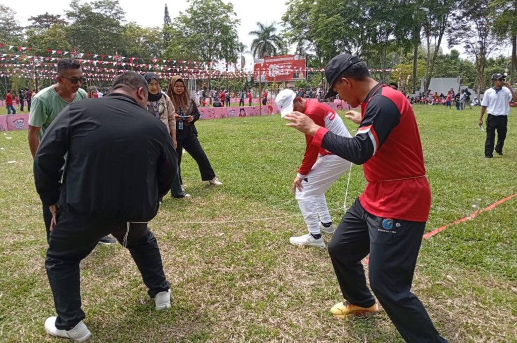 Warga dan Pejabat Antusias Ikuti Lomba Tradisional