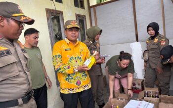 Berhasil Sita Ratusan Botol-Satpol PP Kobar Sapu Bersih Gudang Miras di Sidorejo