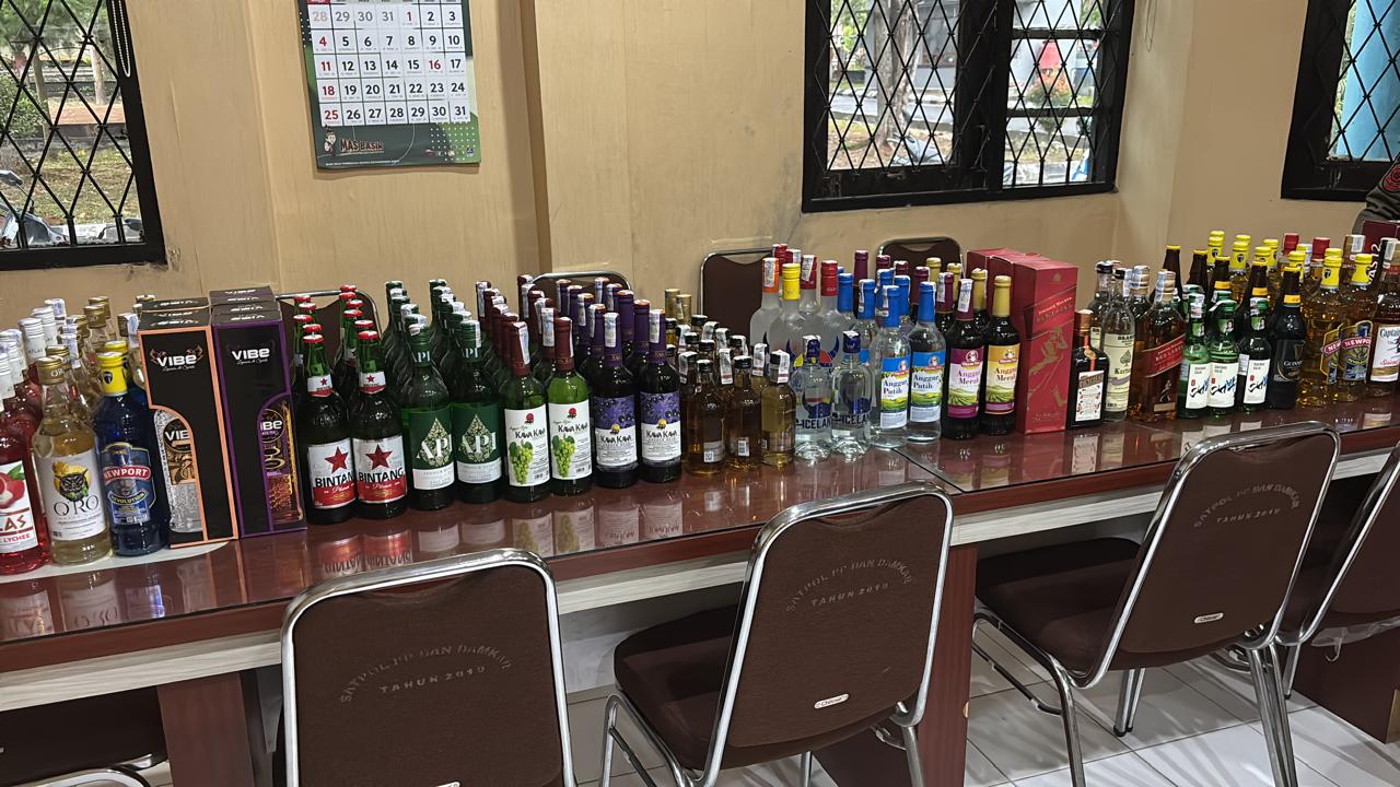 Berhasil Sita Ratusan Botol-Satpol PP Kobar Sapu Bersih Gudang Miras di Sidorejo