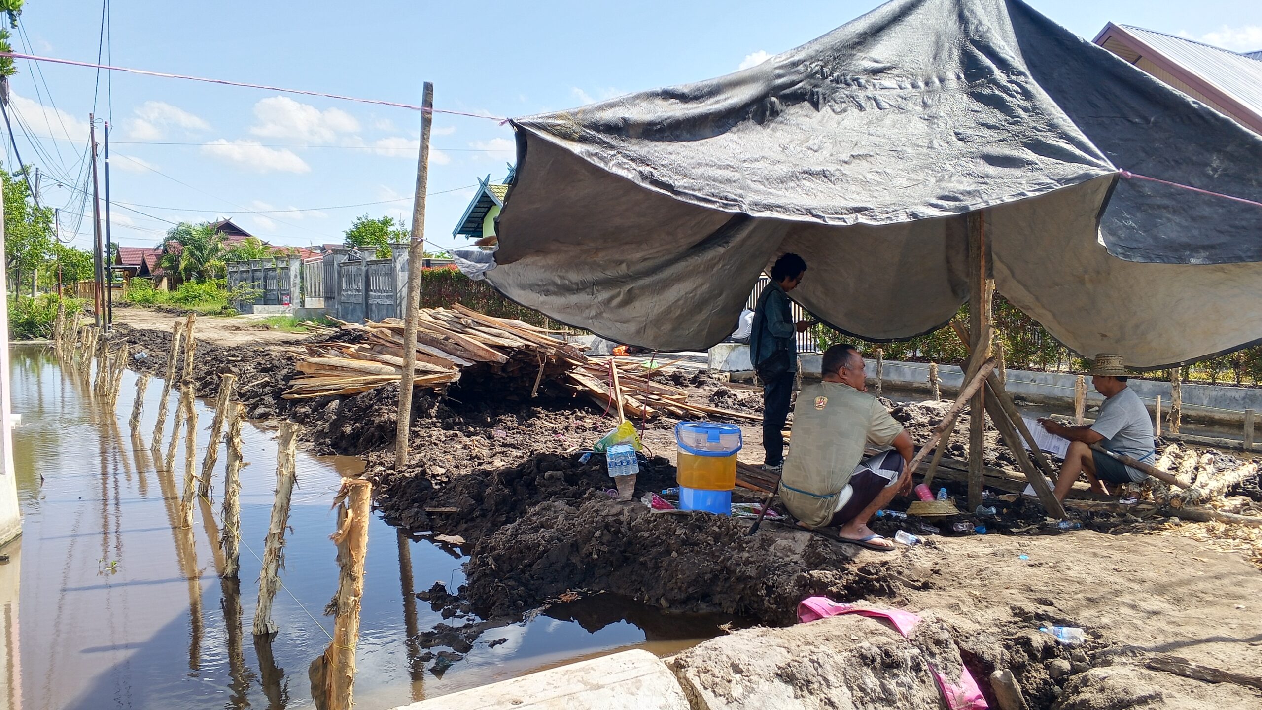 Jalan dan Drainase Tak Pernah Diperbaiki Sejak 2007, Perbaiki Swadaya, Warga Rajawali I Tetap Harapkan Pemko Segera Lakukan Perbaikan