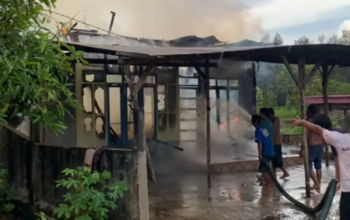 ‎Diduga Tersambar Petir, Rumah di Jalan Karanggan 20