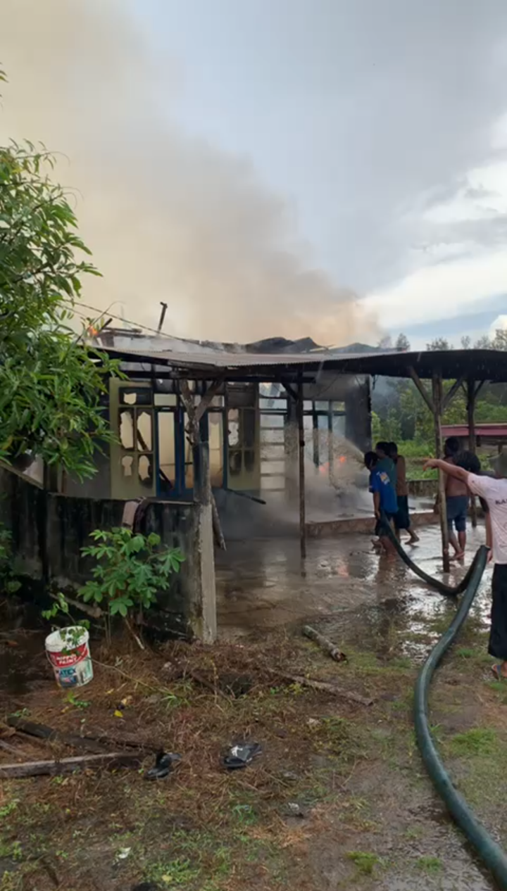 ‎Diduga Tersambar Petir, Rumah di Jalan Karanggan 20