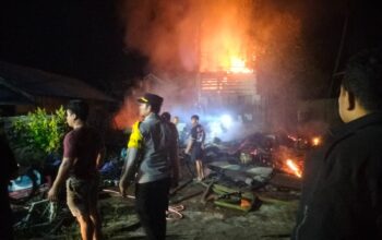 Polsek Kurun Bantu Pemadaman Kebakaran Bangunan Walet