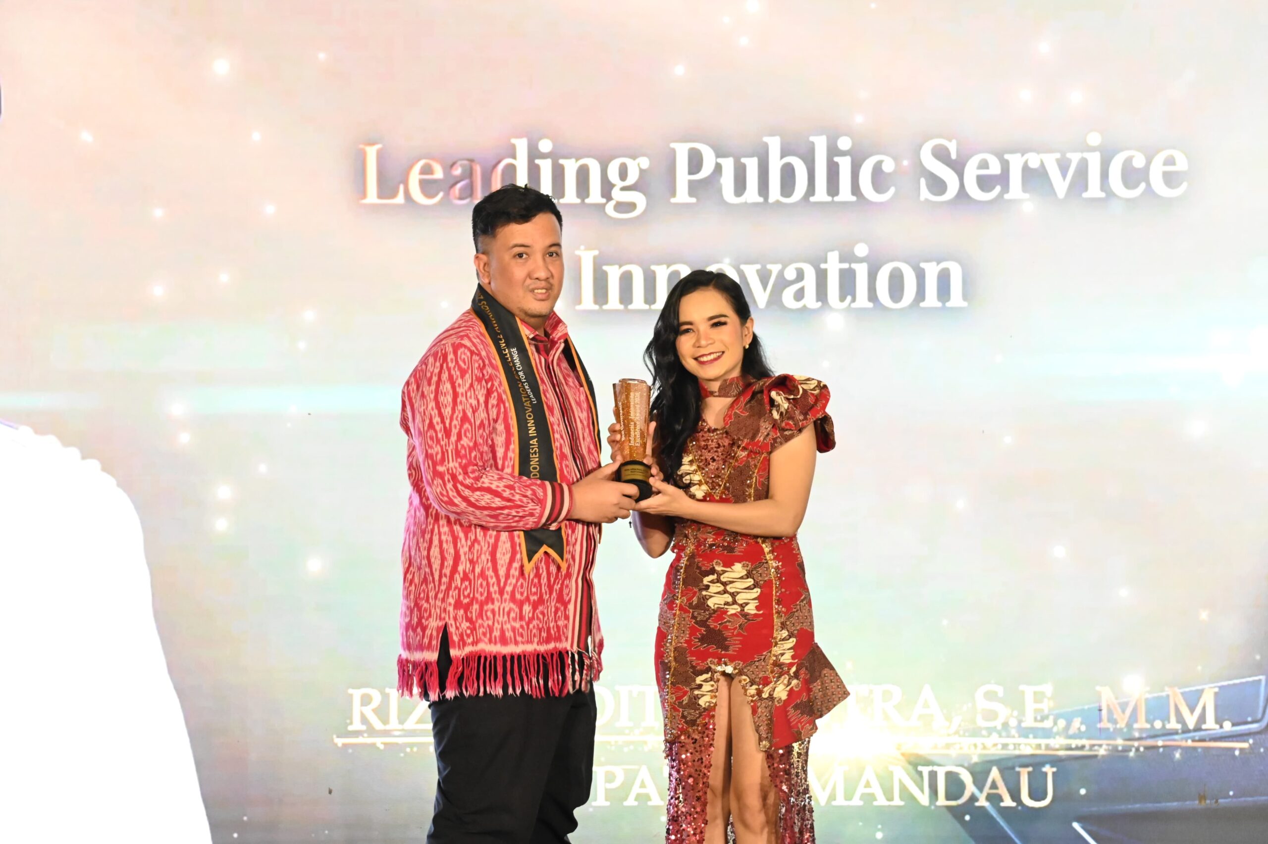 Bupati Rizky Terima Indonesian Excellence Award 2026