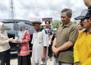 Bunda Guru Ny Sumiati Saiful Serahkan Bantuan untuk Korban Pasar Kasongan