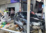 Hilang Kendali BMW Seruduk Warung