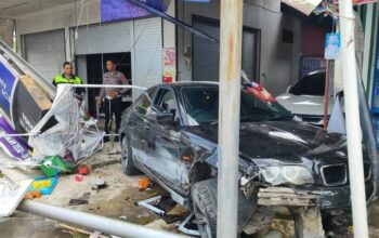 Hilang Kendali BMW Seruduk Warung