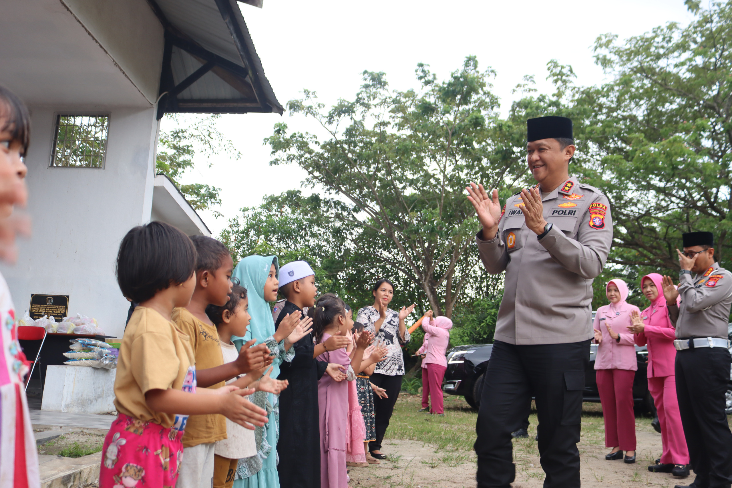 Kapolda Kalteng Berbagi Kebahagiaan Bersama Anak Panti Asuhan