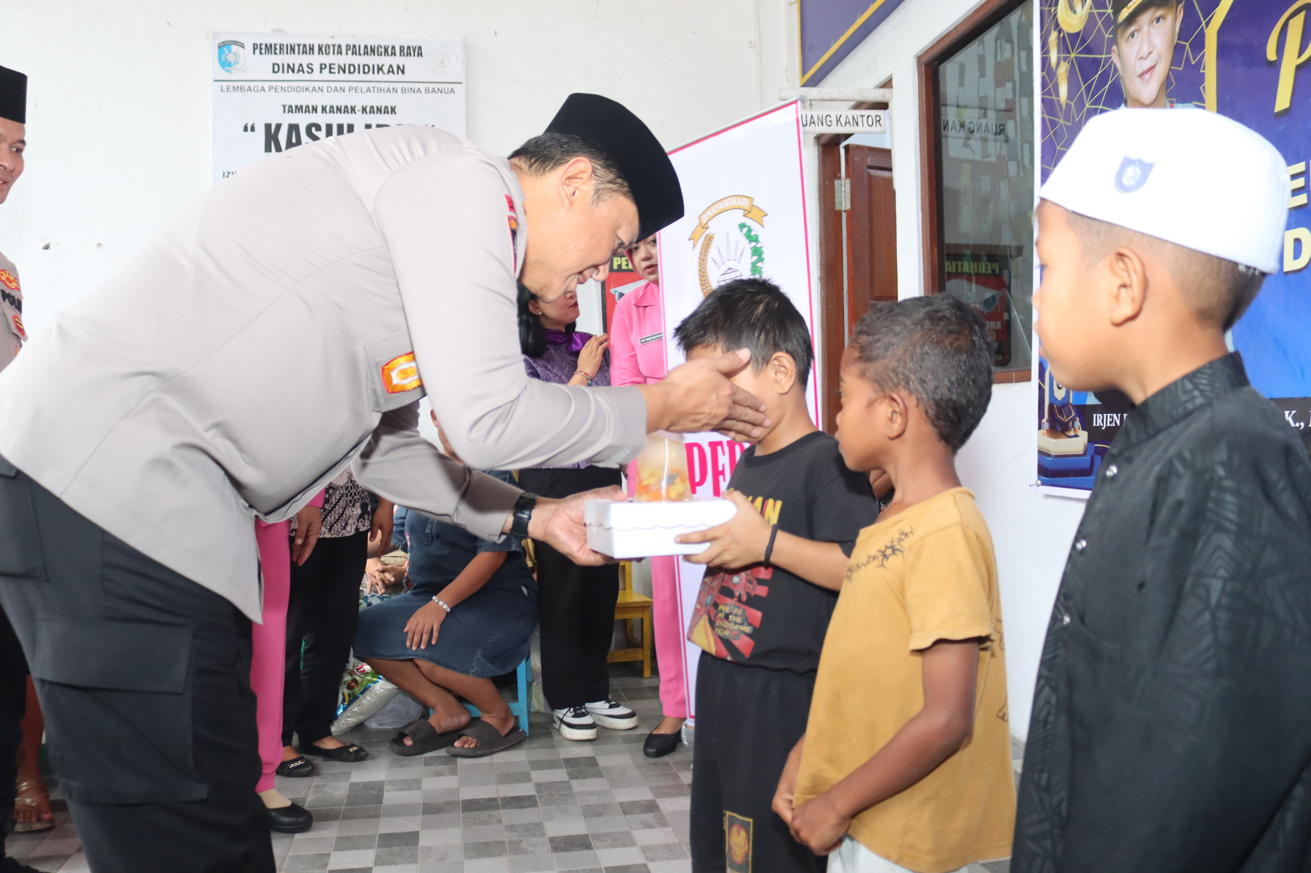 Kapolda Kalteng Berbagi Kebahagiaan Bersama Anak Panti Asuhan