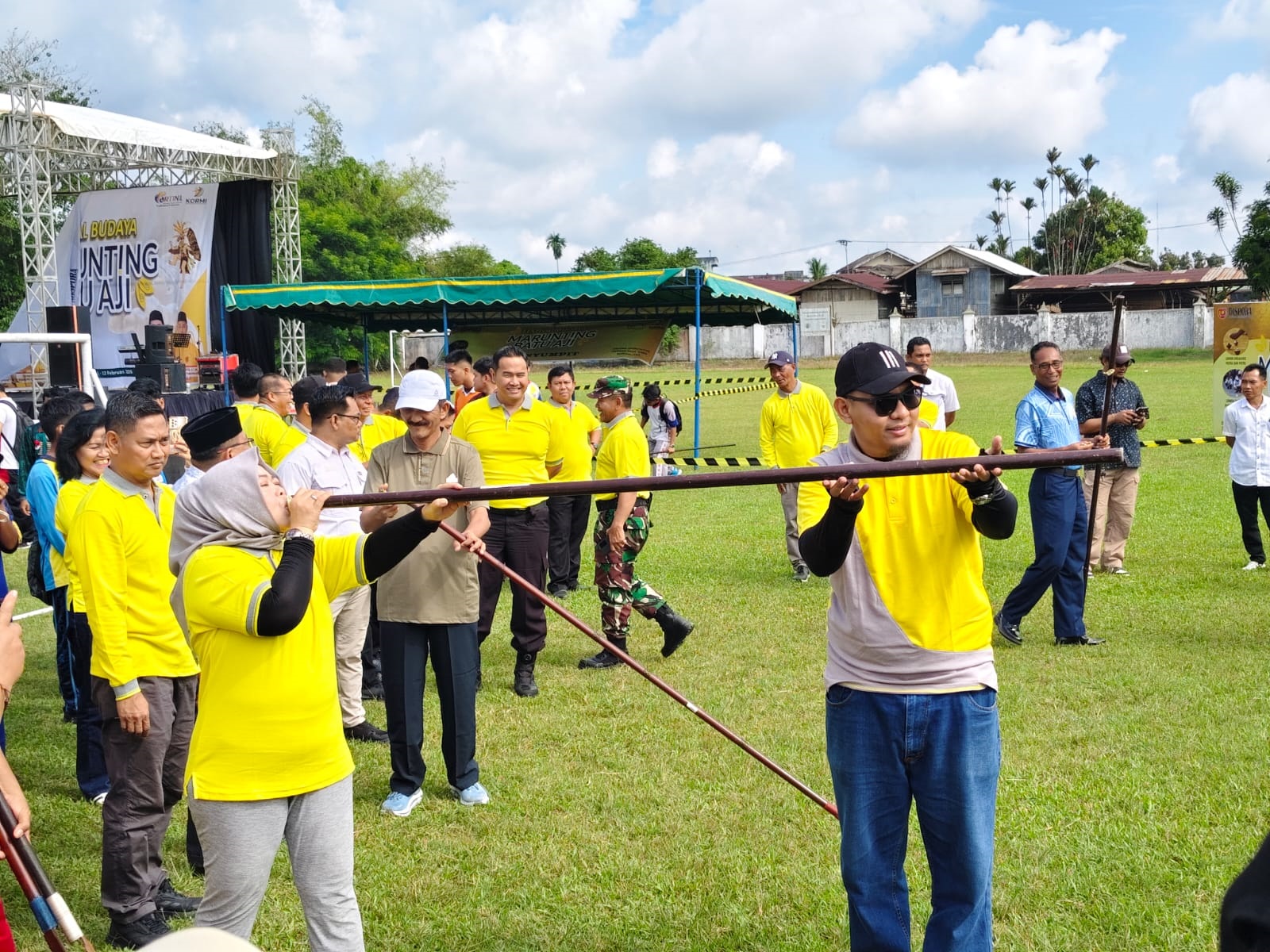 Resmikan Festival Marunting Batu Aji 2026, Bupati Nurhidayah Coba Sumpit Dayak
