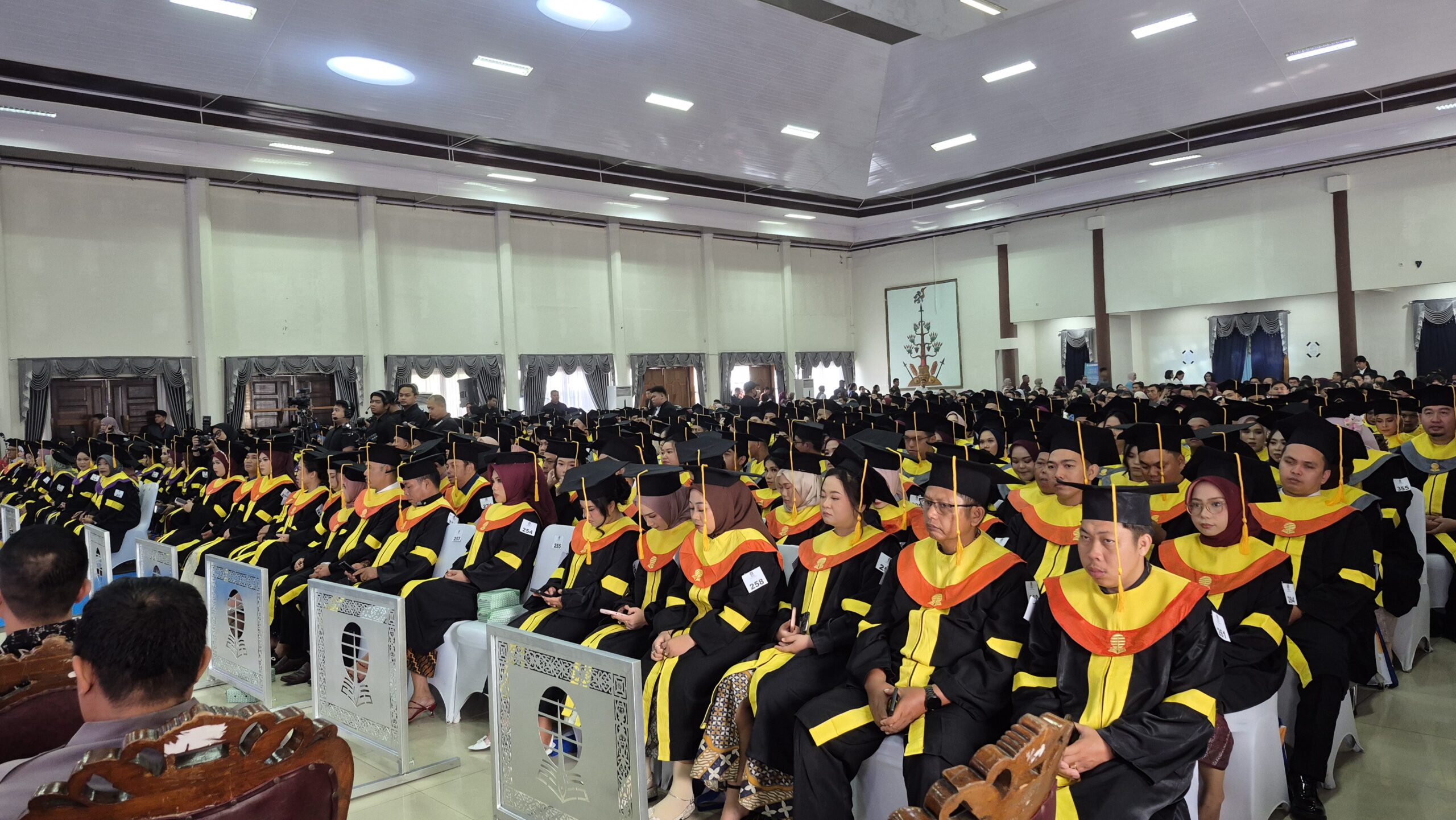 581 Mahasiswa UT Palangka Raya Sukses Wisuda, Dihadiri Alumni UT Agustiar Sabran