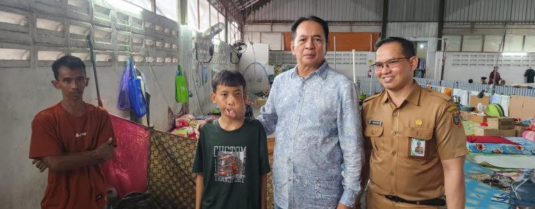 PASTIKAN PENANGANAN MAKSIMAL-Peduli Warga, Bupati M Yamin Jenguk Pasien Tumor di RSUD Ulin Banjarmasin