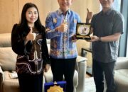 Bupati Jaya Monong Terima UHC Awards 2026