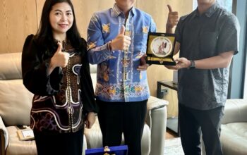 Bupati Jaya Monong Terima UHC Awards 2026
