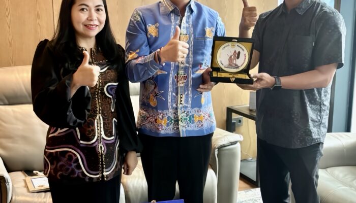 Bupati Jaya Monong Terima UHC Awards 2026