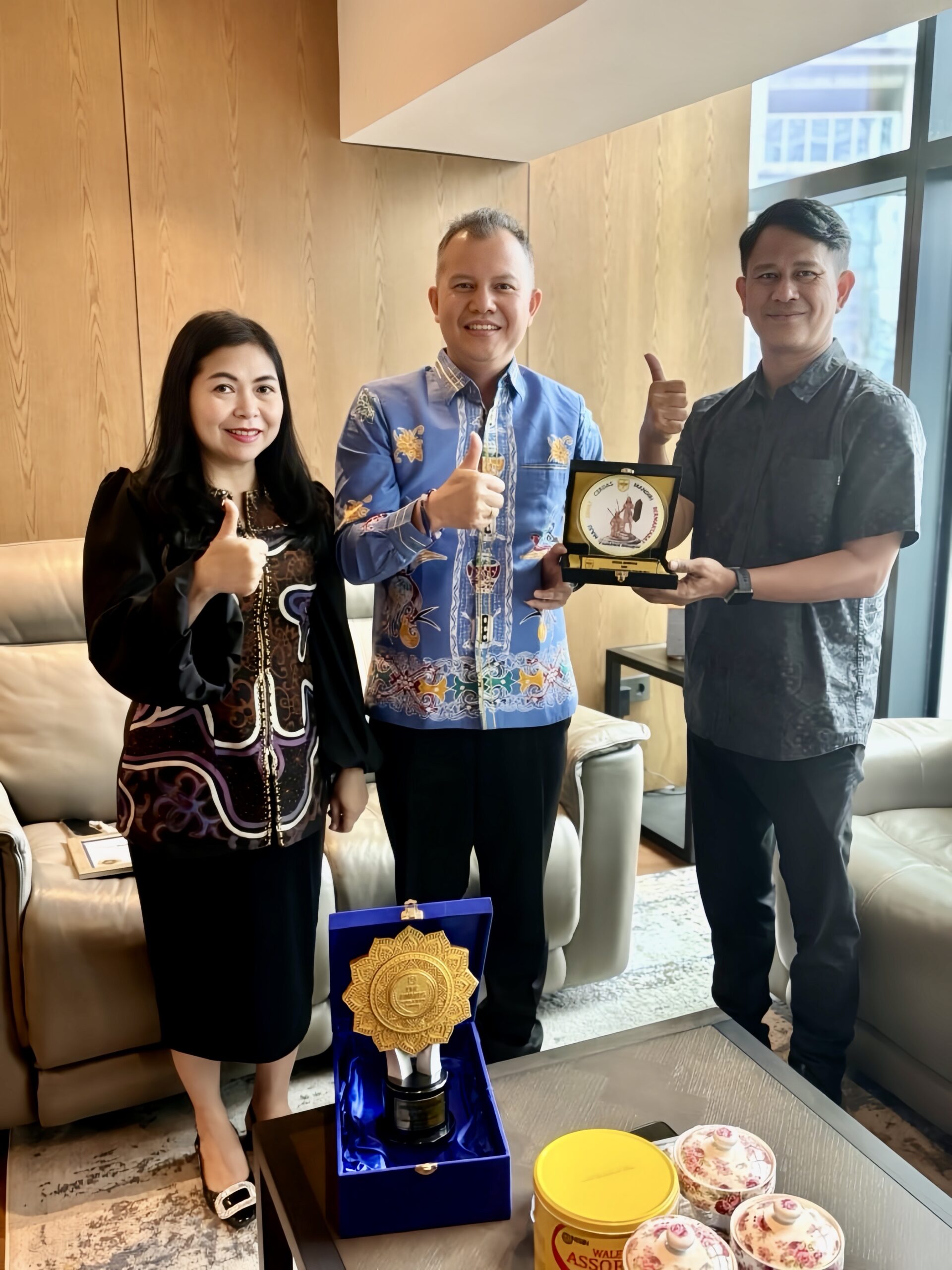 Bupati Jaya Monong Terima UHC Awards 2026