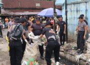 Polda Kalteng Pimpin Aksi Bakti Sosial Bersihkan Pasar Besar