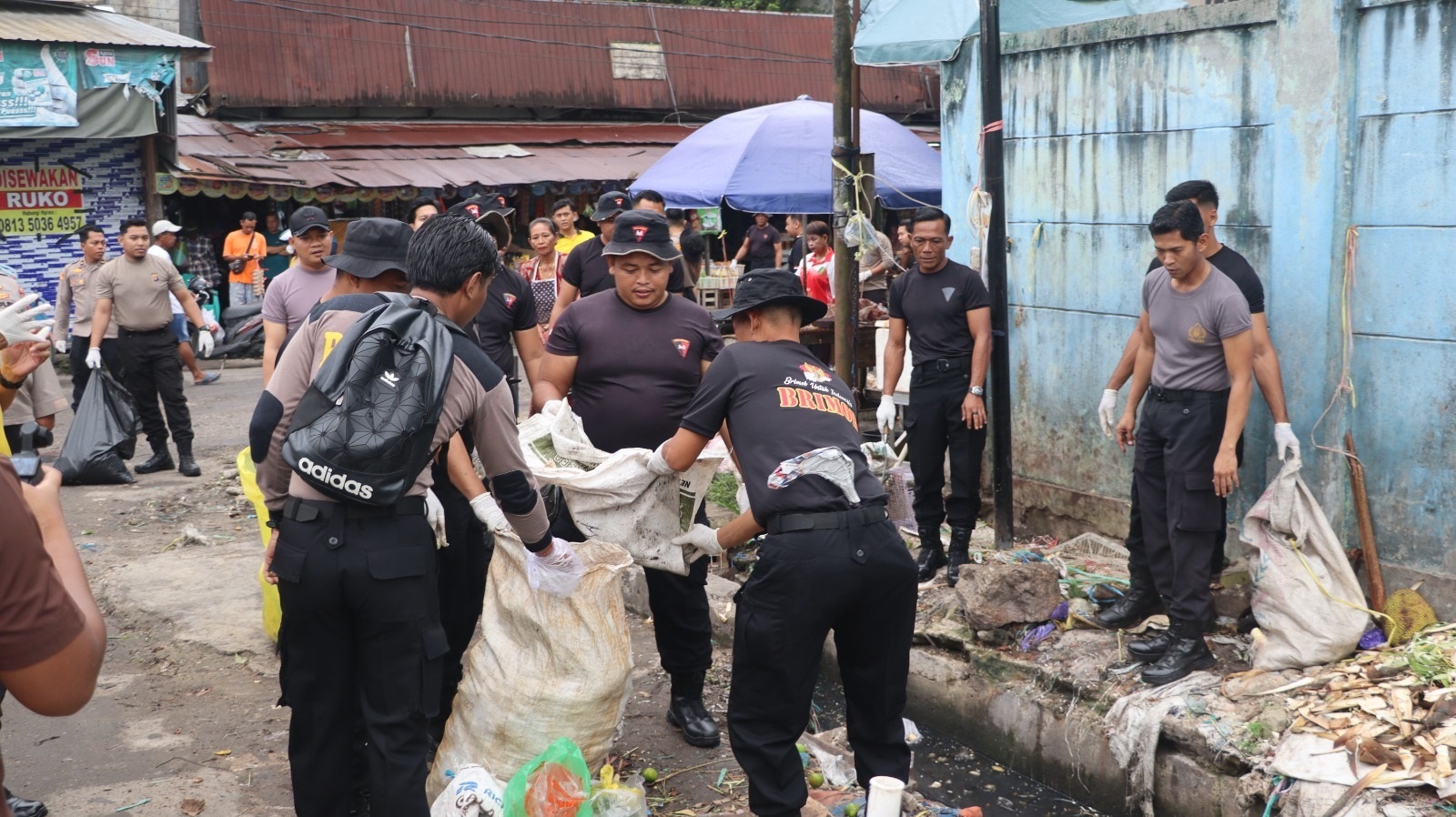 Polda Kalteng Pimpin Aksi Bakti Sosial Bersihkan Pasar Besar