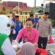 Kapolres-Ketua Bhayangkari Kobar Bagikan Takjil