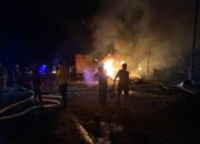 Polres Gunung Mas Gerak Cepat Padamkan Kebakaran Ruko