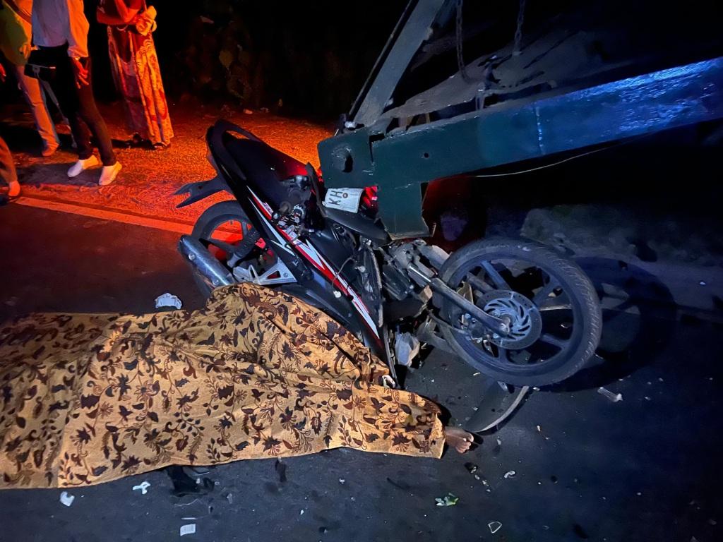 Tabrak Pantat Tronton, Gadis 19 Tahun Tewas
