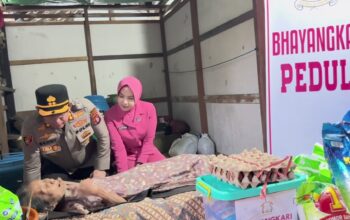 Polres Seruyan-Bhayangkari Salurkan Bansos di 3 Desa