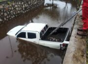 Mobil Hilux Terjun ke Saluran Air di Jalan Ir Soekarno