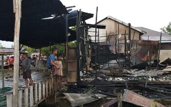 Diduga Tersambar Petir, Satu Rumah Ludes Terbakar Diduga Tersambar Petir, Satu Rumah Ludes Terbakar