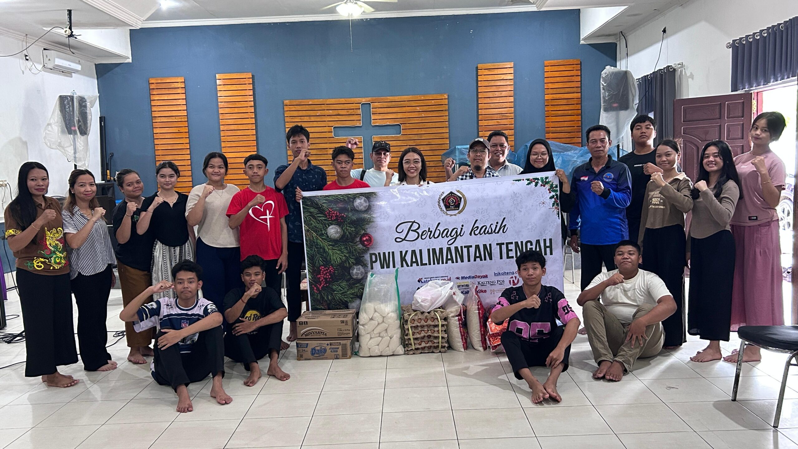 Salurkan Donasi, PWI Kalteng Berbagi Kasih