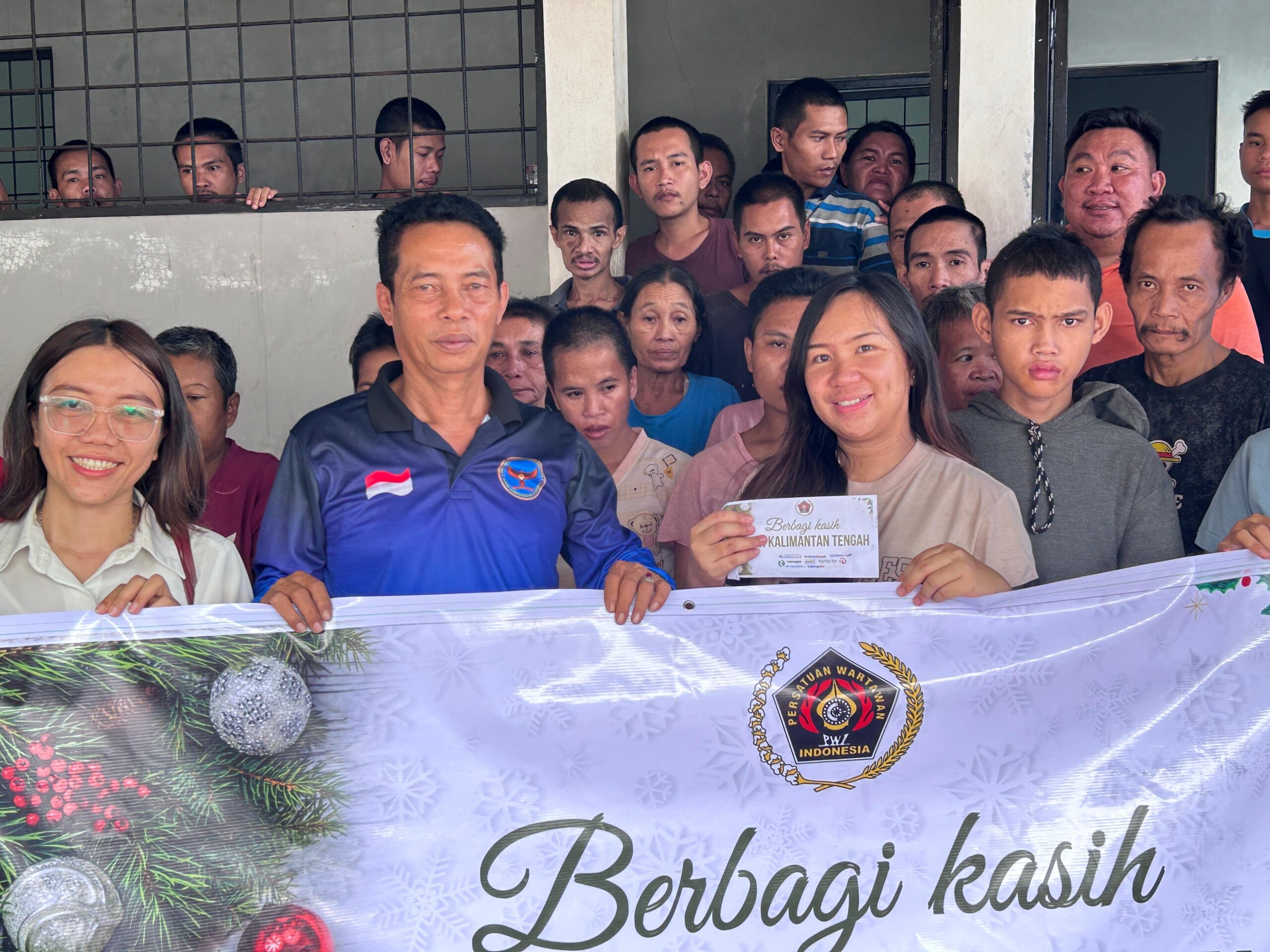Salurkan Donasi, PWI Kalteng Berbagi Kasih