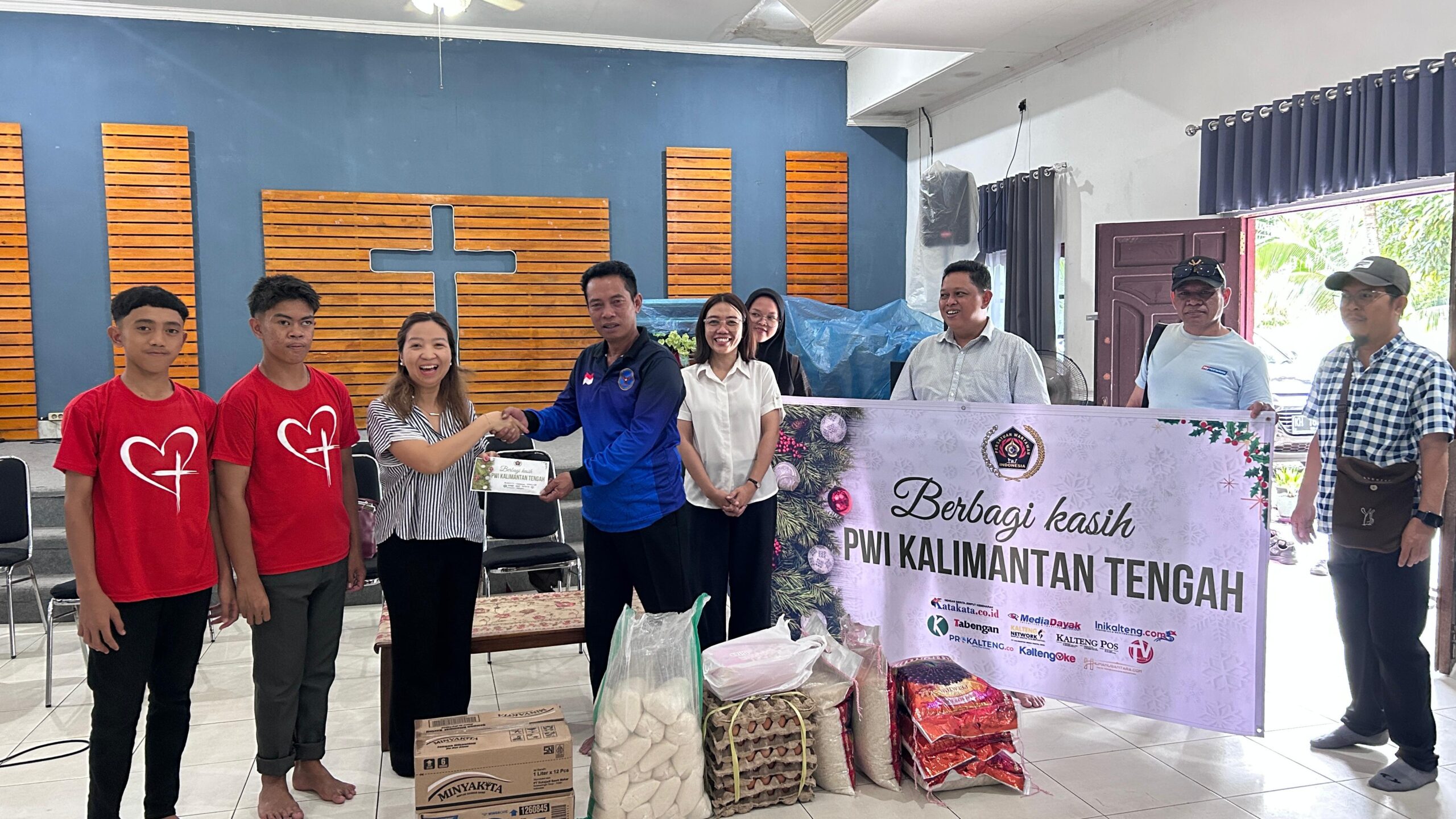 Salurkan Donasi, PWI Kalteng Berbagi Kasih