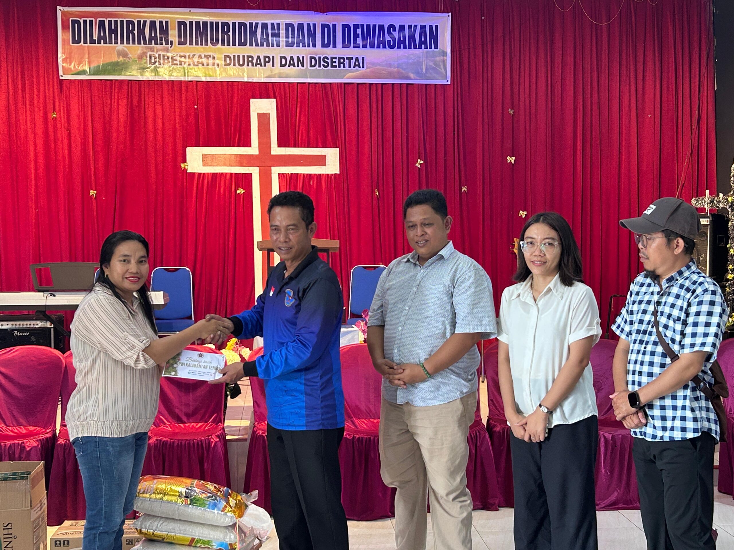 Salurkan Donasi, PWI Kalteng Berbagi Kasih