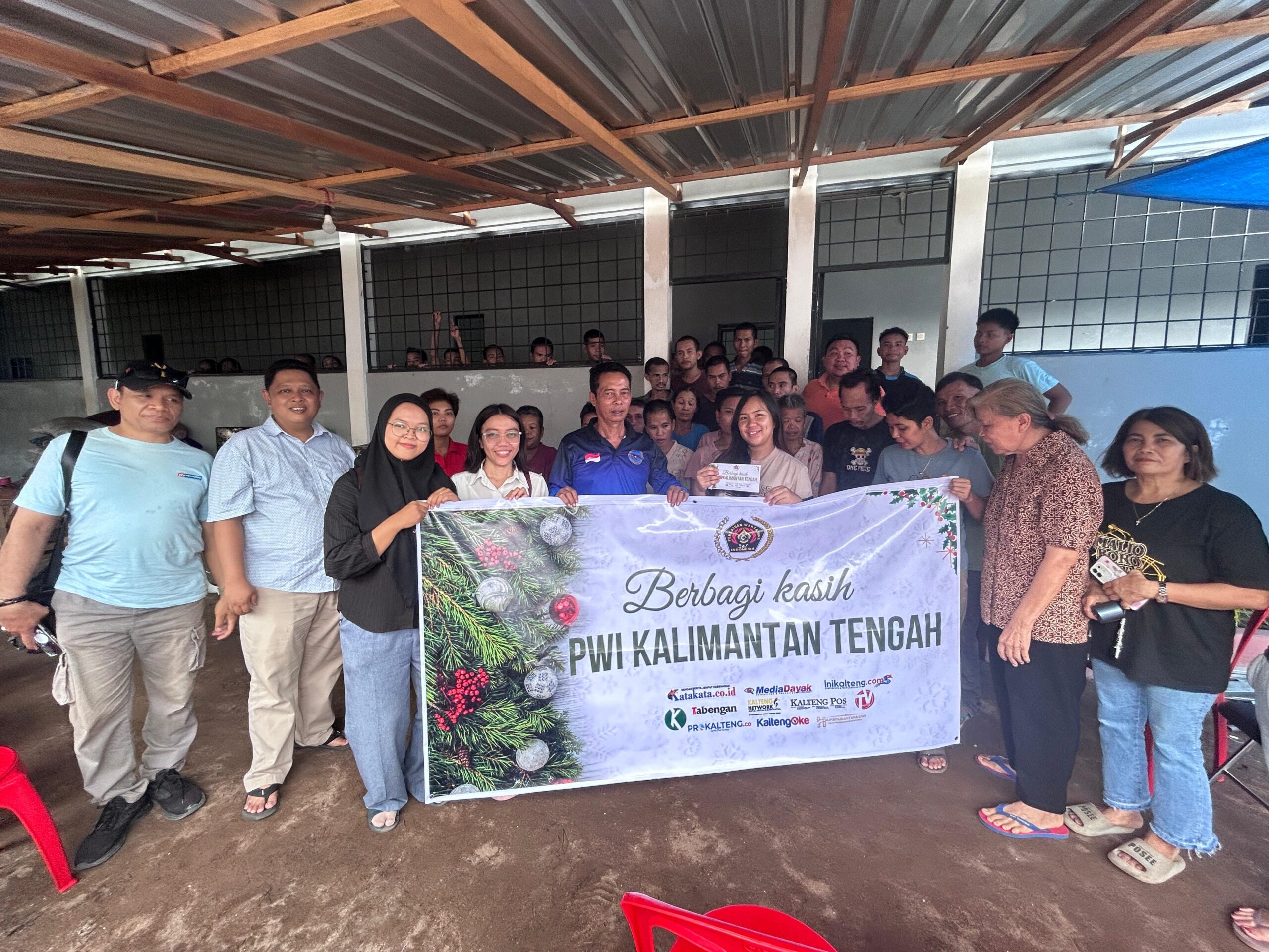 Salurkan Donasi, PWI Kalteng Berbagi Kasih