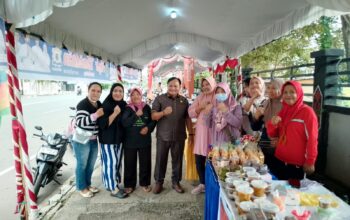 Ketua DPRD Kapuas Berbagi kepada Pedagang Pasar Ramadan 