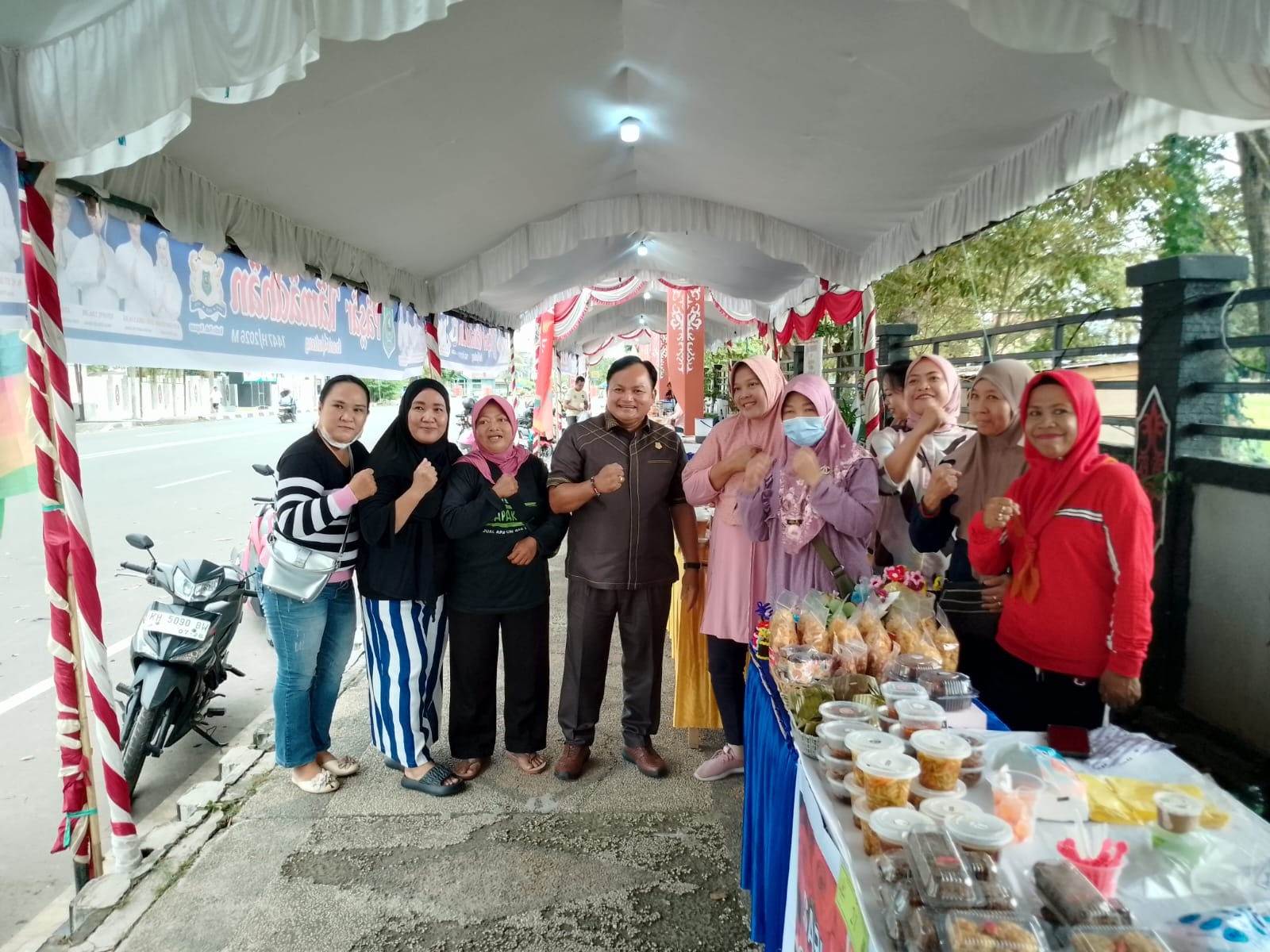 Ketua DPRD Kapuas Berbagi kepada Pedagang Pasar Ramadan 