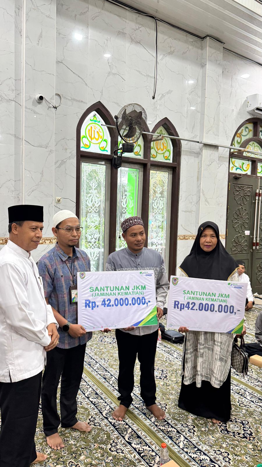 Wabup Seruyan Serahkan Santunan JKM Rp42 Juta kepada Ahli Waris di Safari Ramadhan