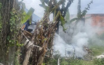 Ban Bekas Dibakar dan Ditinggal, Api Membesar Picu Kepanikan Warga