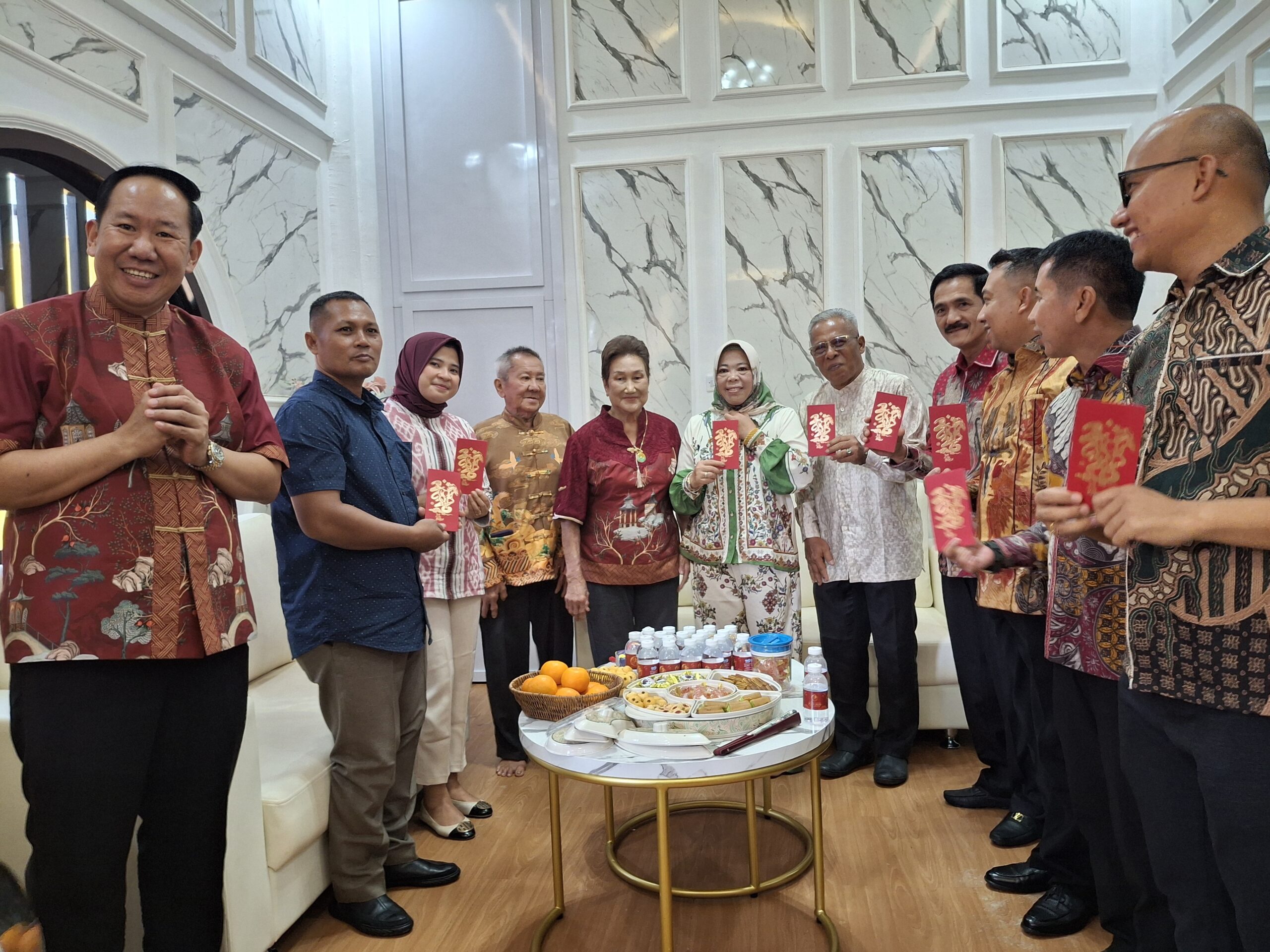 Bupati Nurhidayah Safari Imlek ke Tokoh Tionghoa Bupati Nurhidayah Safari Imlek ke Tokoh Tionghoa