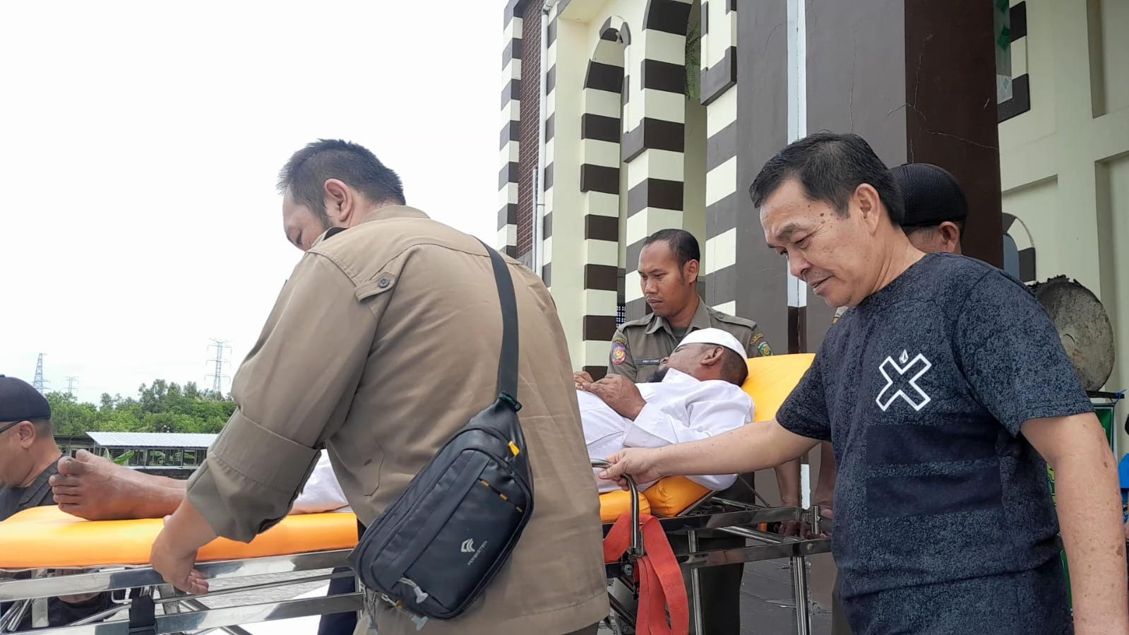 Masuk Masjid Tanpa Busana, ODGJ Dievakuasi Tim Gabungan