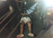 Tabrak Truk Berhenti di Jalan, Motor Masuk Kolong 