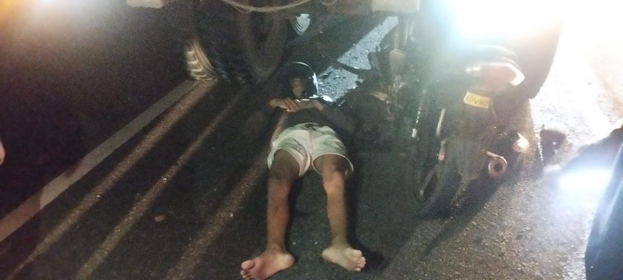 Tabrak Truk Berhenti di Jalan, Motor Masuk Kolong 