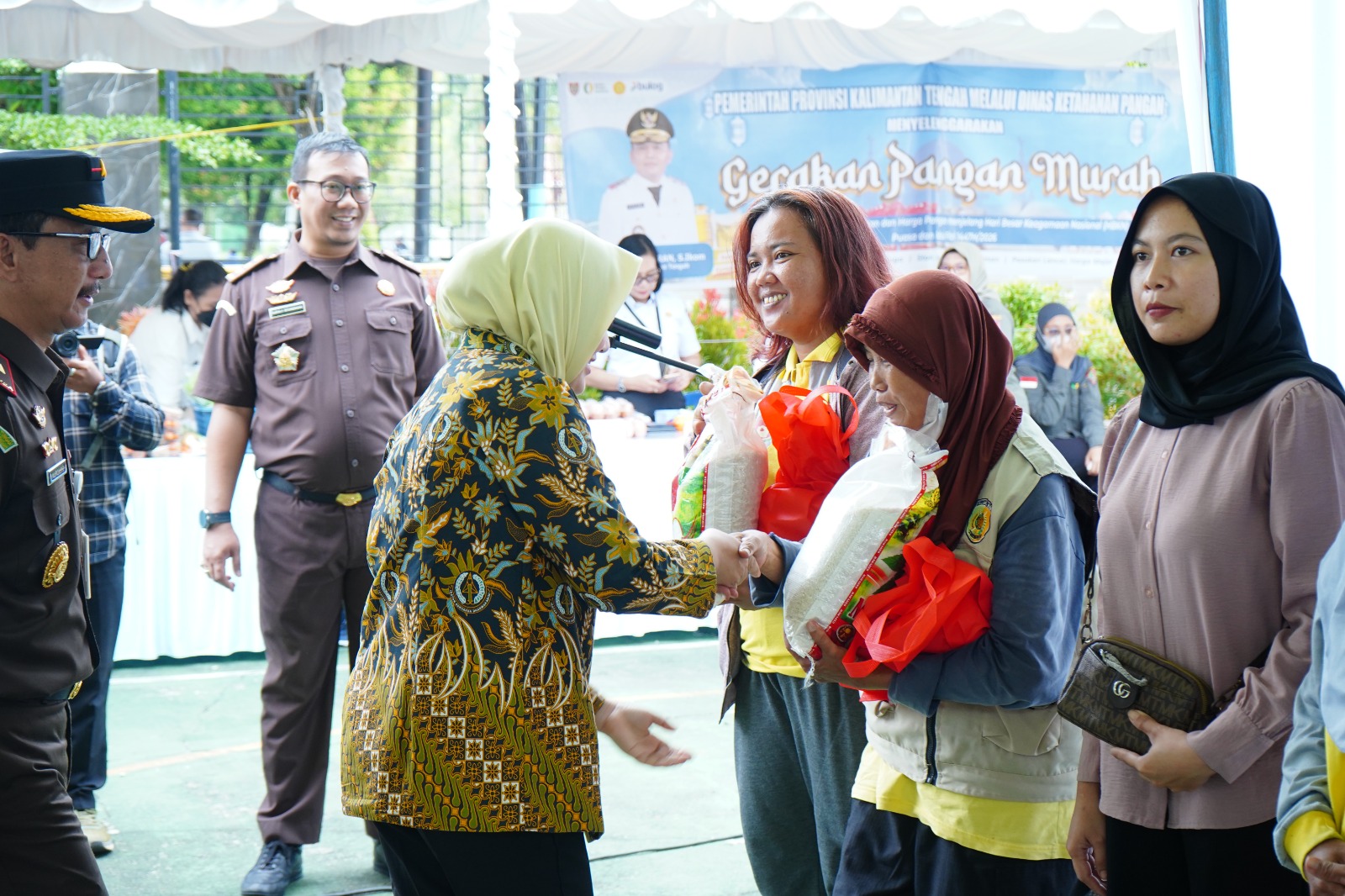 TANAM POHON ULIN DAN PASAR MURAH-Kejati Kalteng Bagikan 1.000 Paket Sembako Gratis