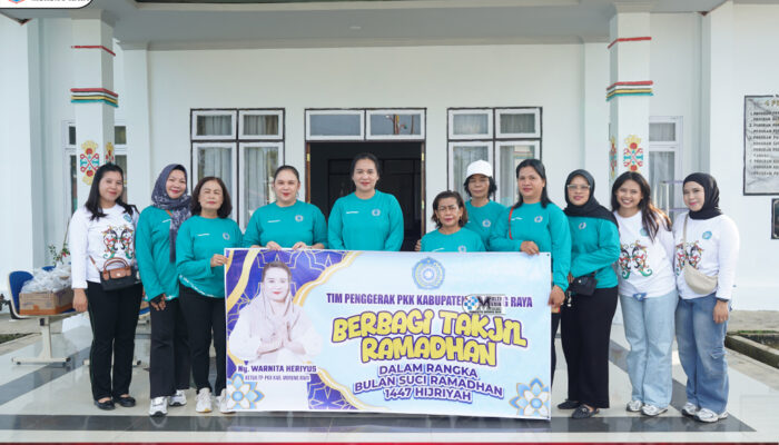 Warnita Heriyus Tebar Berkah Ramadan Berbagi Takjil Gratis