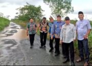 Bupati Wiyatno Pantau Jalan Rusak di Kapuas Kuala
