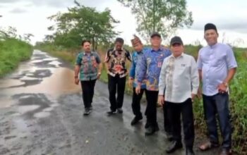 Bupati Wiyatno Pantau Jalan Rusak di Kapuas Kuala
