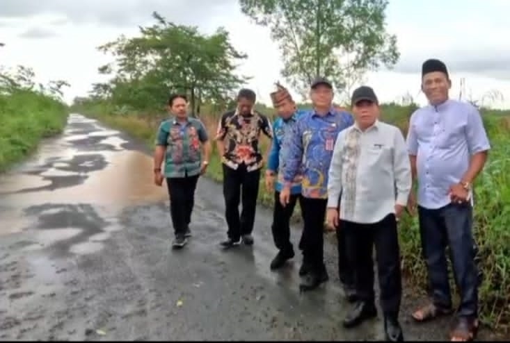 Bupati Wiyatno Pantau Jalan Rusak di Kapuas Kuala