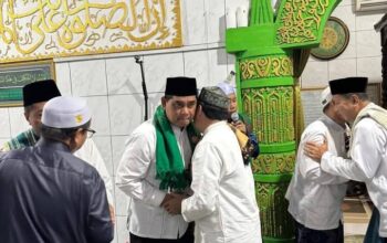 Bupati Shalahuddin Hibahkan Rp1 M untuk Masjid Al Munawarah