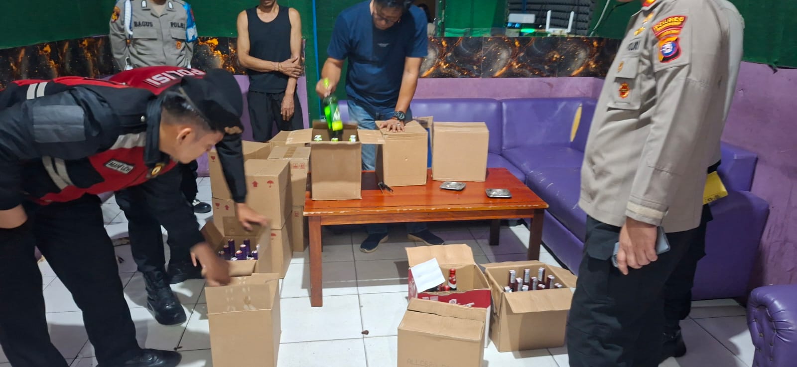 Razia THM, Polsek Arsel Amankan Puluhan Botol Miras