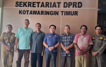 PANEN SAWIT MENGATASNAMAKAN ORMAS-Koperasi Hidup Lestari Klaim Rugi Rp8 Miliar