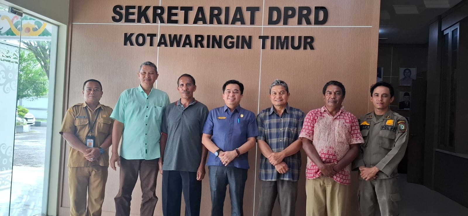 PANEN SAWIT MENGATASNAMAKAN ORMAS-Koperasi Hidup Lestari Klaim Rugi Rp8 Miliar